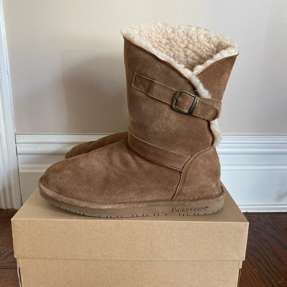 Bearpaw Suede and Shearling Booties with Ankle strap in Chestnut Size 9